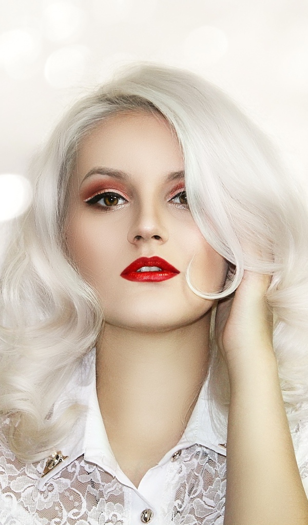 Красивая блондинка с ярким макияжем