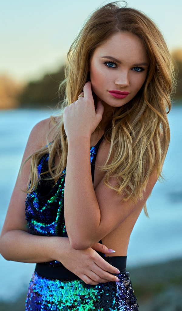 Красивая голубоглазая блондинка в ярком платье