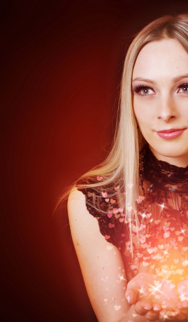 Красивая голубоглазая блондинка на красном фоне