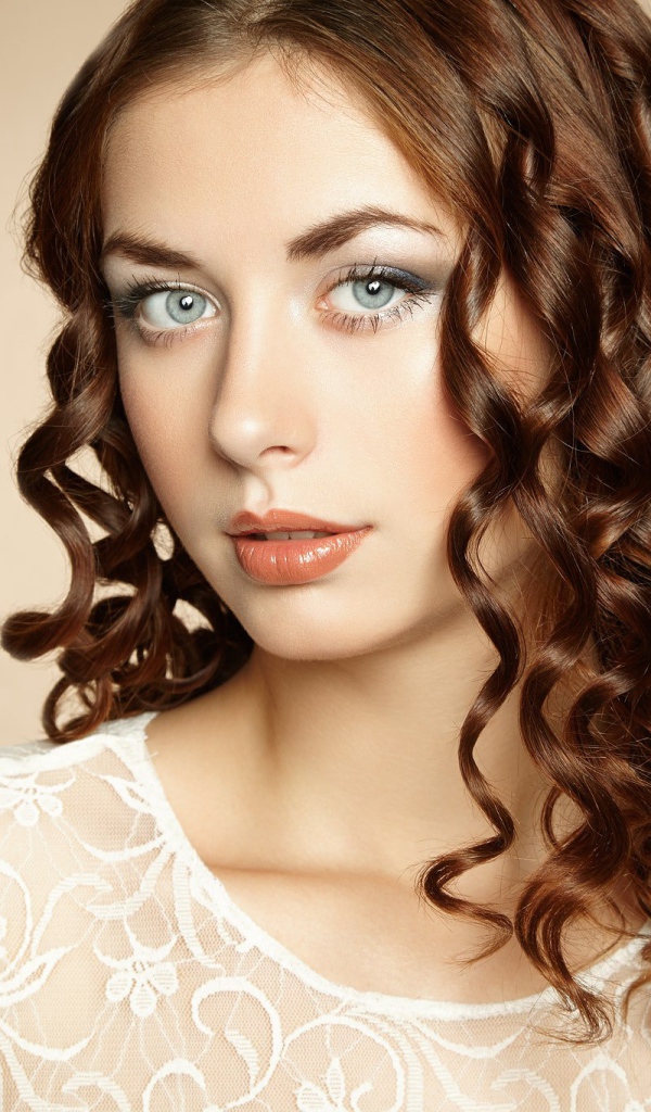 Красивая голубоглазая девушка шатенка в белом наряде