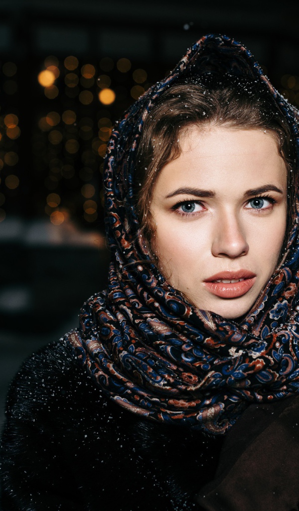 Красивая голубоглазая девушка в красивом платке