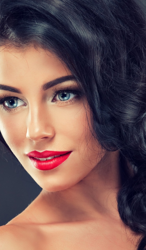 Красивая голубоглазая девушка с длинными черными волосами