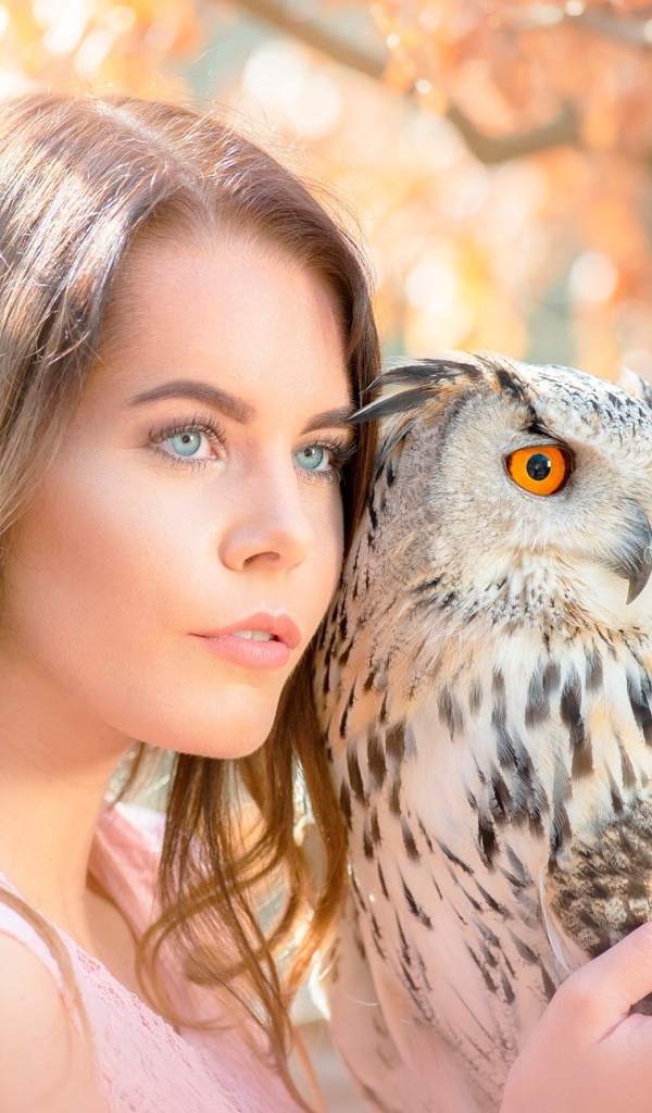 Красивая голубоглазая девушка с совой