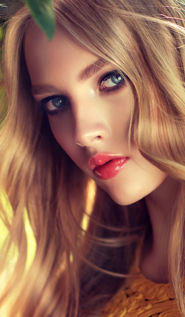 Красивая яркая голубоглазая блондинка фото крупным планом