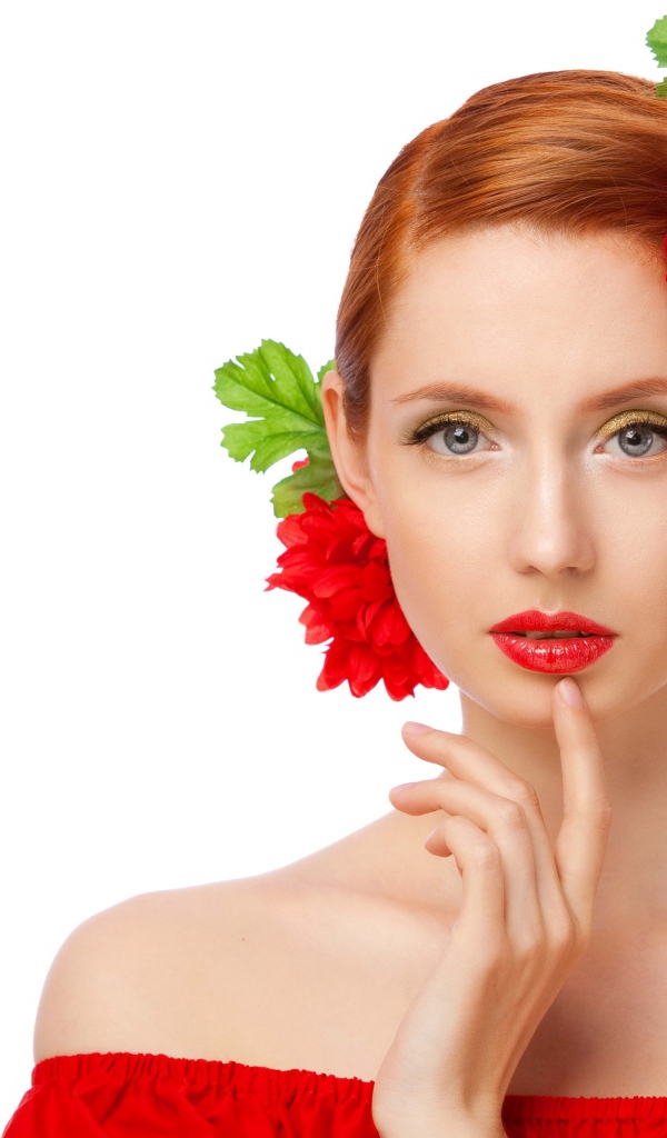 Красивая яркая девушка с красными цветами в волосах на белом фоне