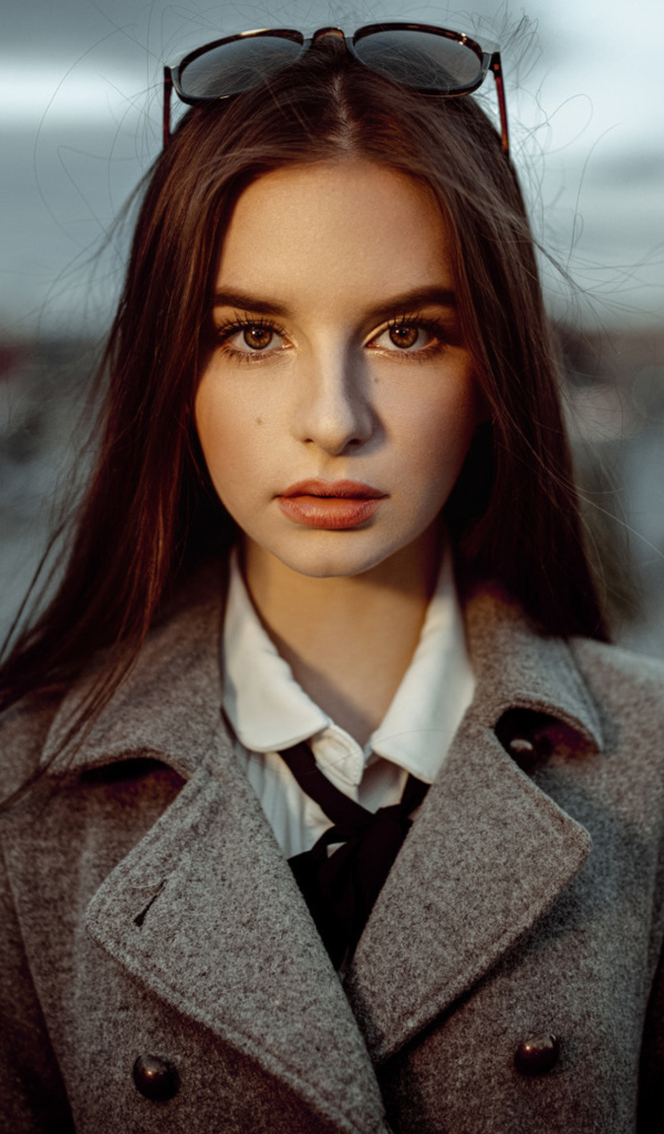 Красивая кареглазая шатенка с очками на голове