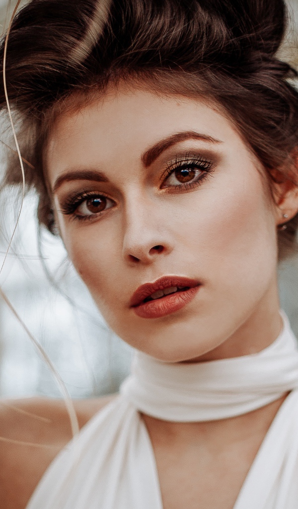 Красивая кареглазая шатенка у дерева