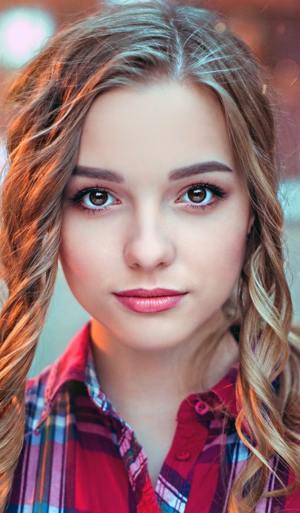 Красивая кареглазая девушка с прической 