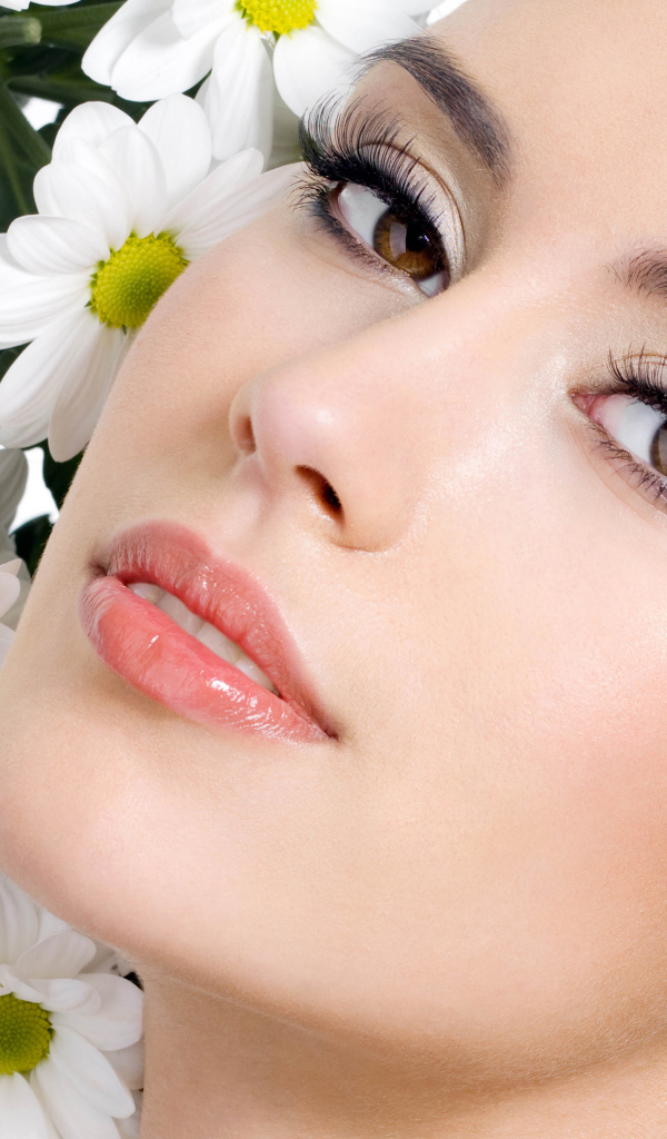 Красивая кареглазая девушка с белыми цветами хризантемы