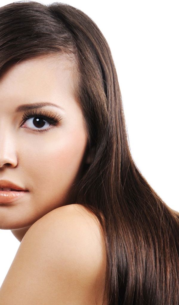 Красивая кареглазая длинноволосая девушка на белом фоне 