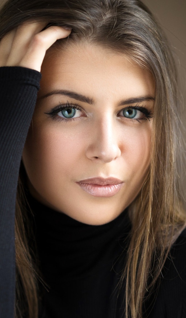 Красивая шатенка в черном свитере 