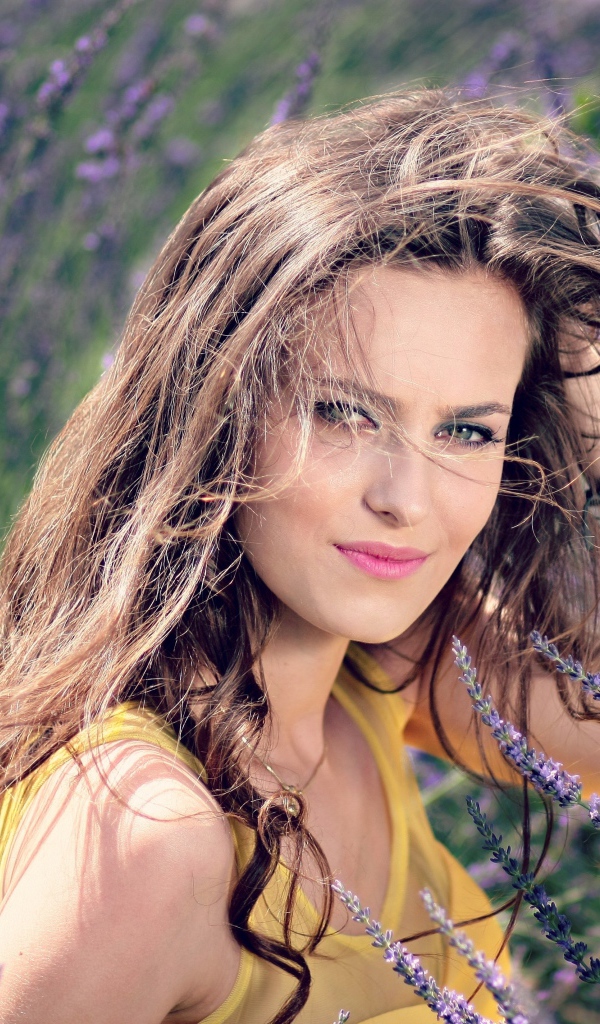 Красивая шатенка в цветах лаванды