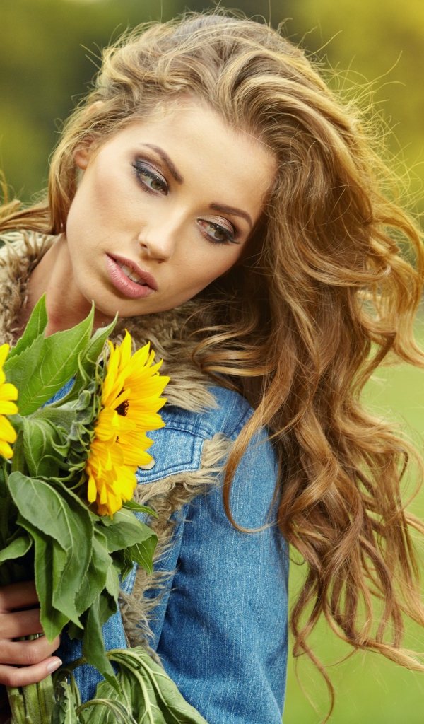 Красивая шатенка с букетом подсолнухов