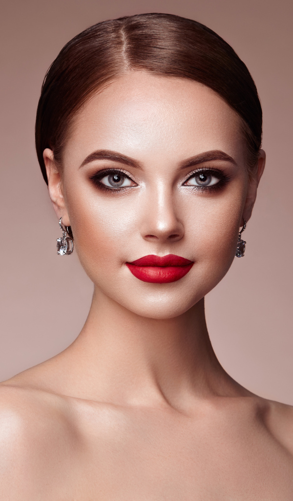 Красивая шатенка с ярким макияжем