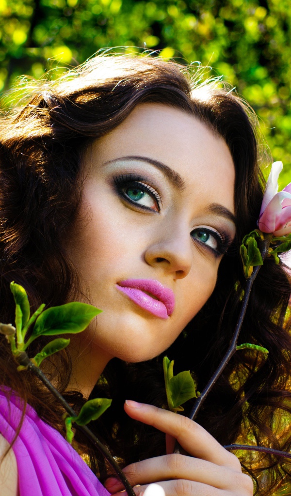 Красивая шатенка с цветами магнолии