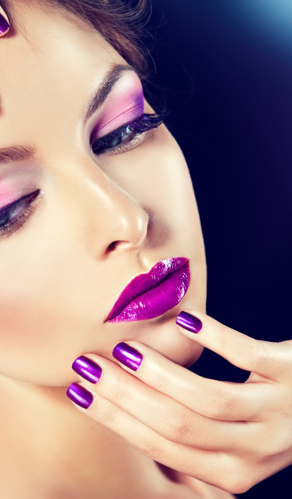 Красивая шатенка с фиолетовым макияжем