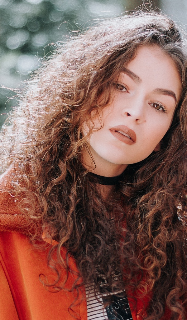 Красивая девушка шатенка в красной куртке