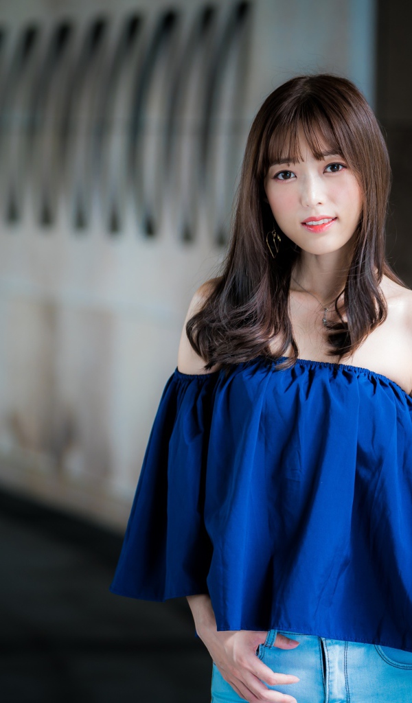 Красивая брюнетка в синем