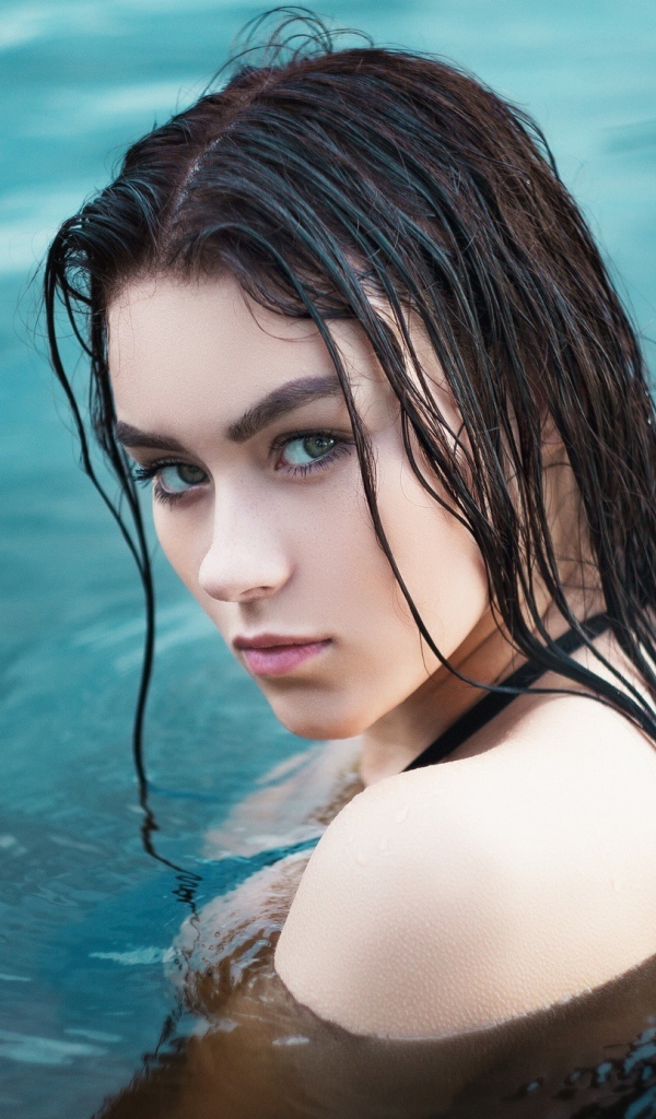 Красивая брюнетка в воде