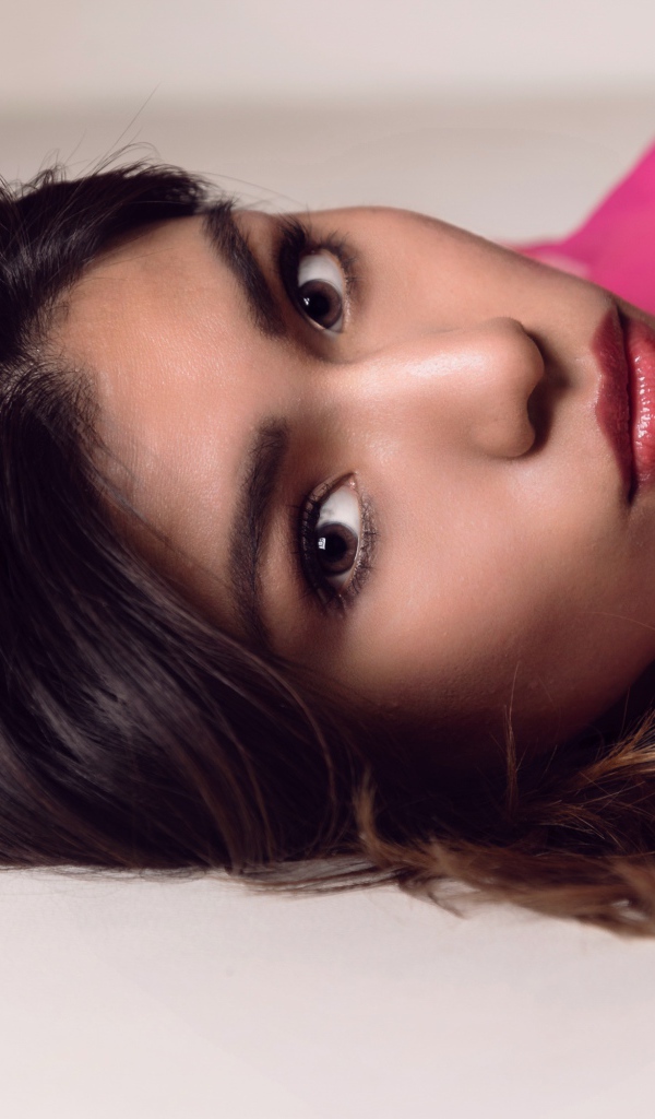 Красивая брюнетка с большими бусами на шее