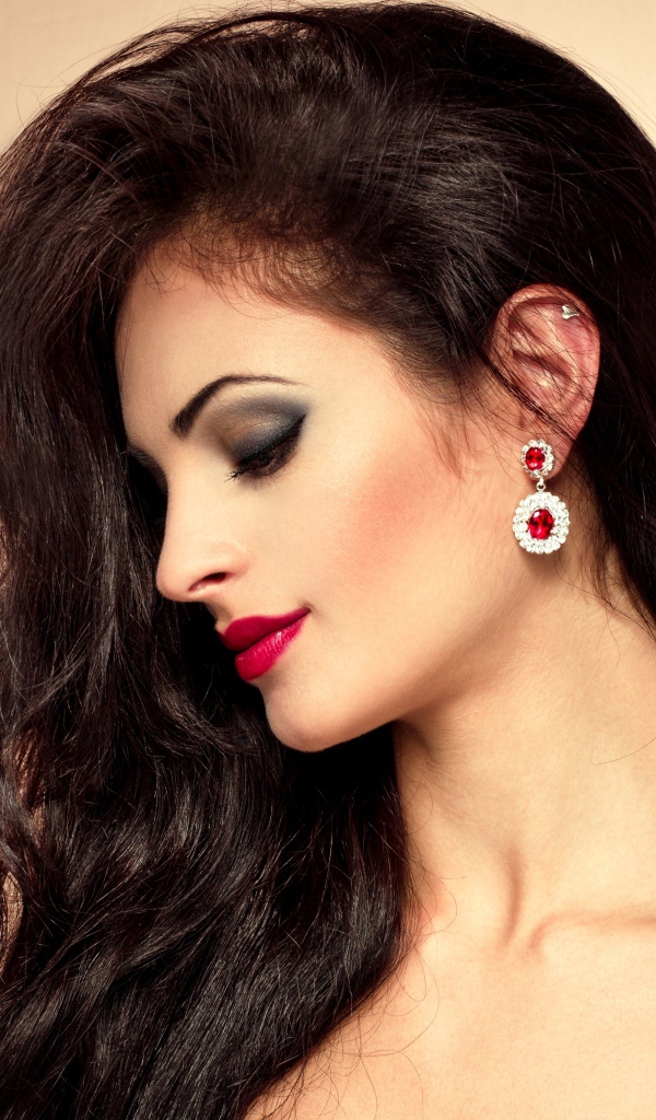 Красивая брюнетка с дорогими серьгами в ушах