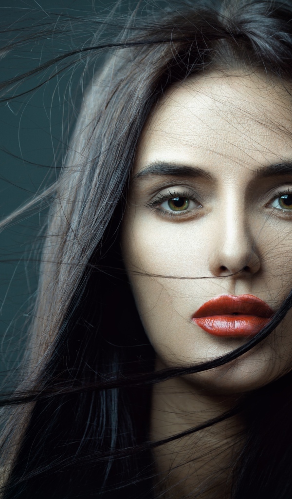 Красивая брюнетка с развевающимися волосами