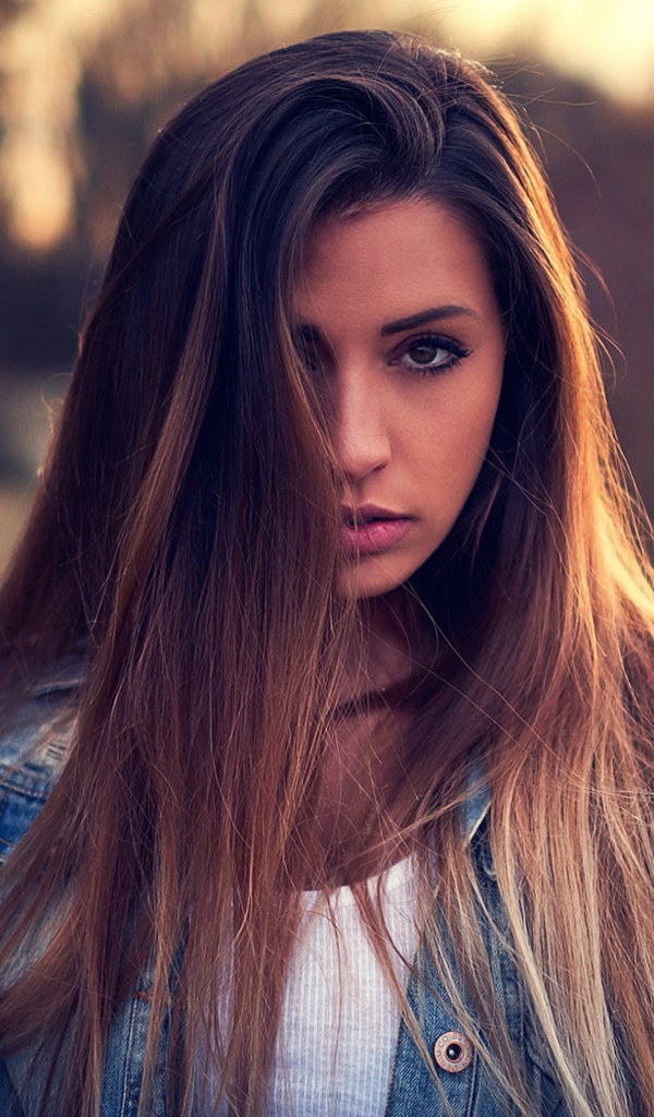 Красивая брюнетка с волосами на лице