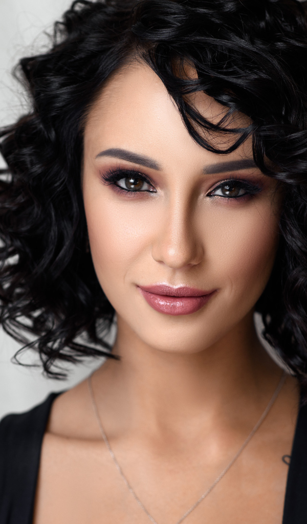 Красивая брюнетка с макияжем