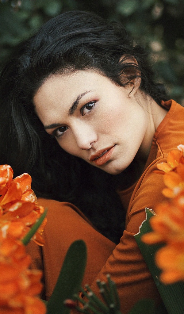Красивая брюнетка с оранжевыми цветами
