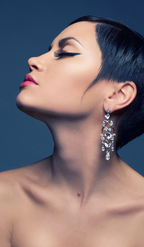 Красивая брюнетка с короткой стрижкой и красивыми серьгами