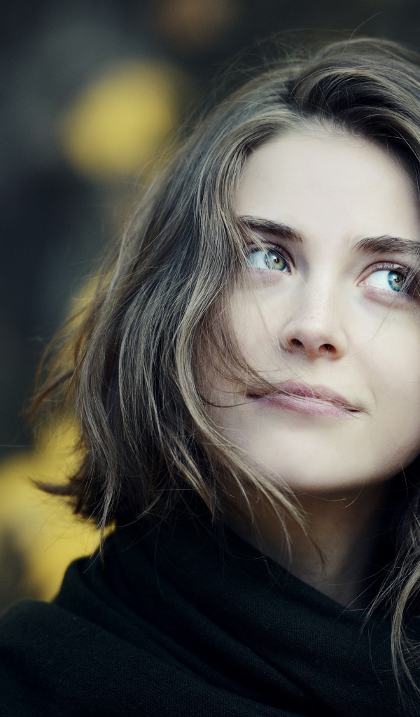 Красивая задуманная брюнетка в черном шарфе