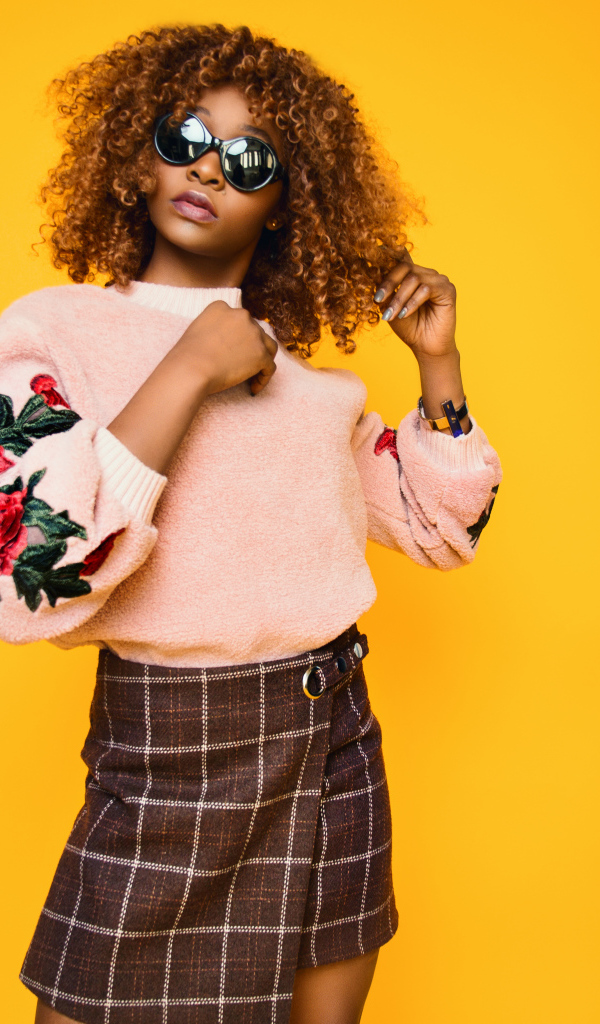 Красивая темнокожая девушка на желтом фоне