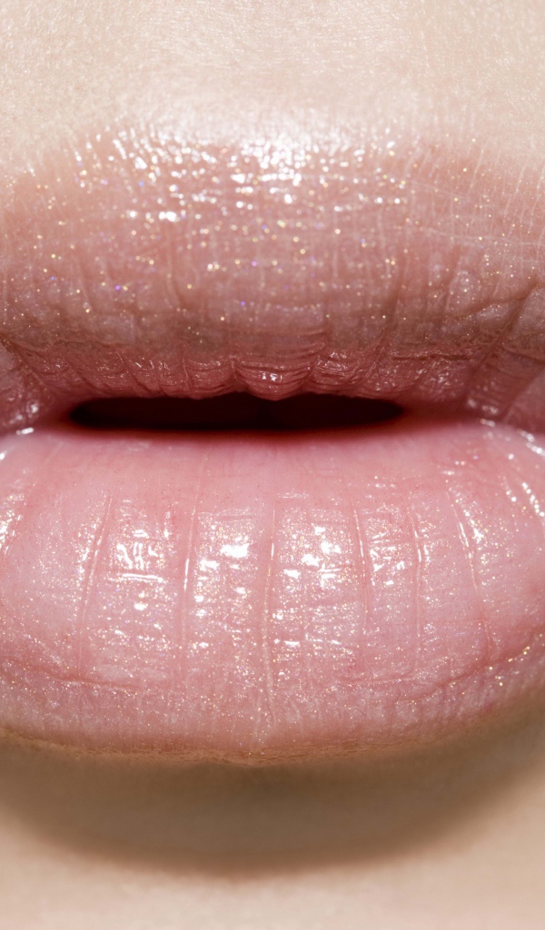 Красивые женские губы крупным планом