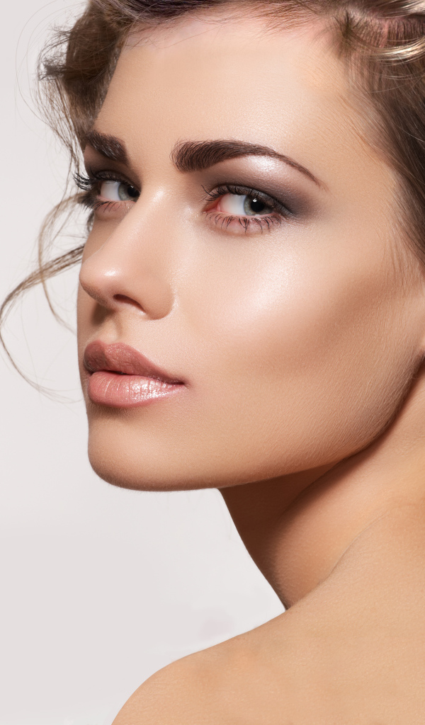 Красивая нежная шатенка фото на сером фоне 