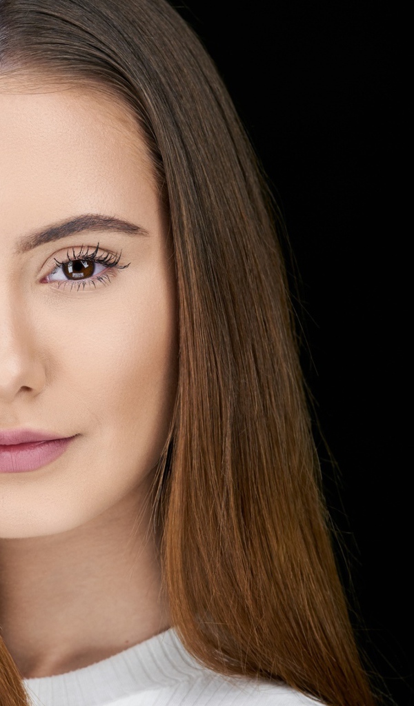 Красивая нежная шатенка на сером фоне