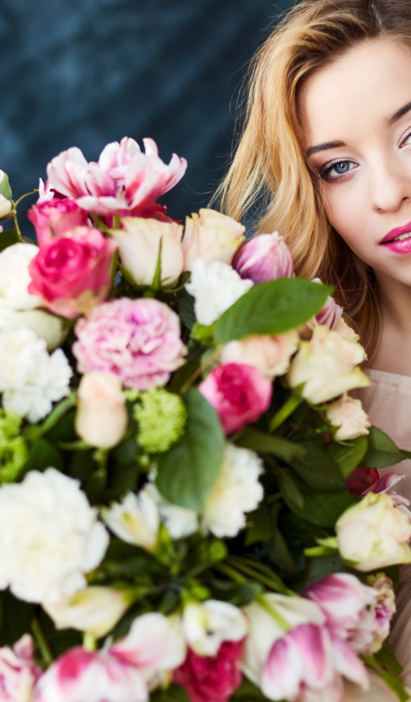 Красивая нежная девушка блондинка с большим букетом