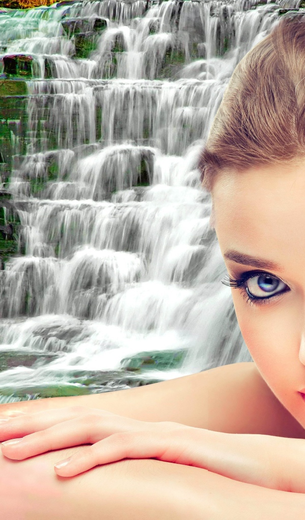Красивая нежная девушка на фоне водопада
