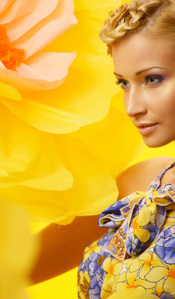 Красивая девушка блондинка на фоне желтого цветка