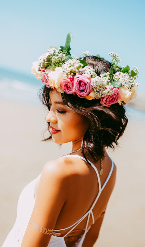 Красивая девушка невеста с венком на голове