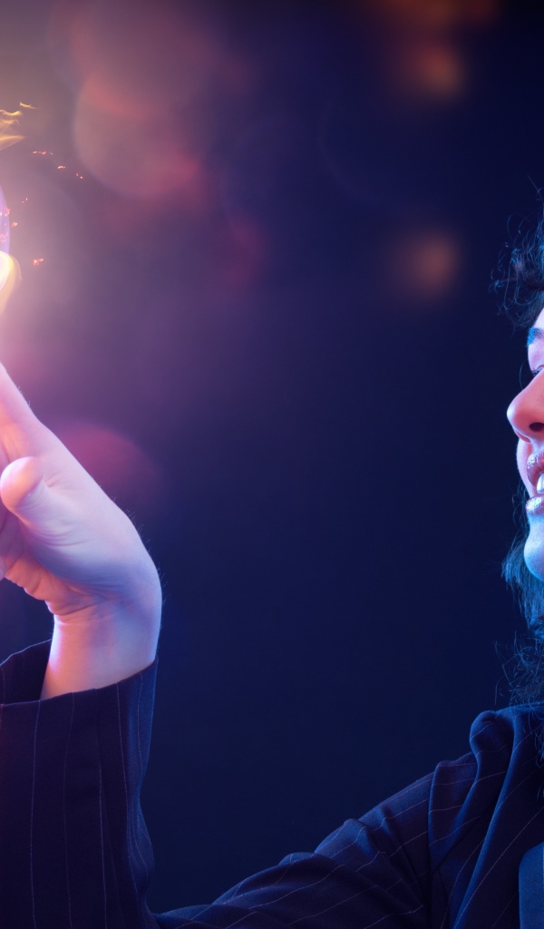 Красивая девушка рисует огненное сердце