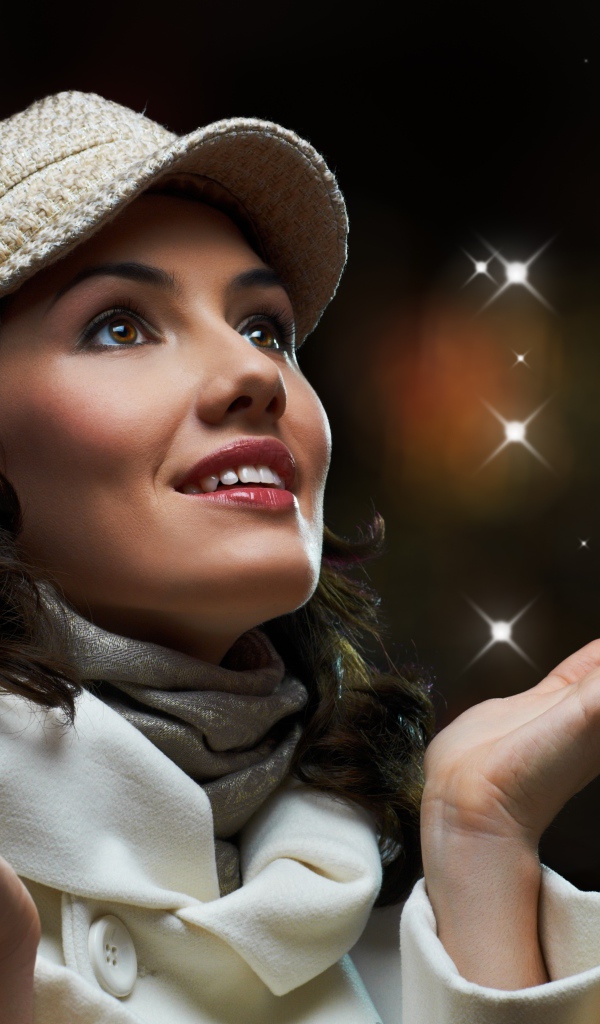 Красивая девушка в белой кепке