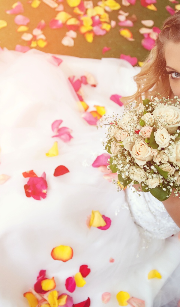 Красивая девушка в свадебном платье с букетом