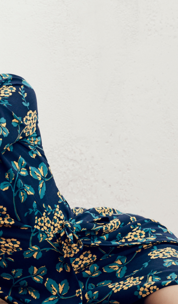 Красивая девушка модель в платье не сером фоне