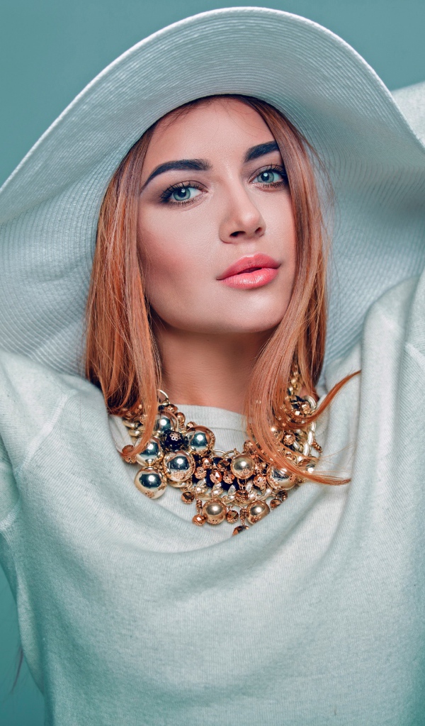 Красивая девушка модель в белом наряде