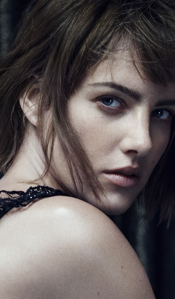 Красивая девушка модель с голубыми глазами и кольцом на руке