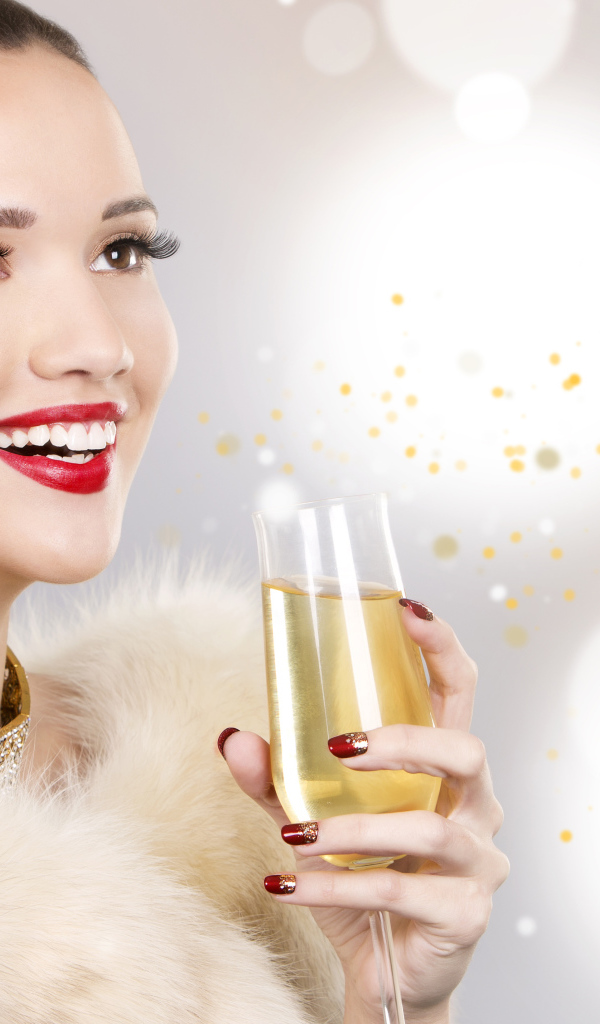 Красивая девушка модель с ярким макияжем и фужером в руке