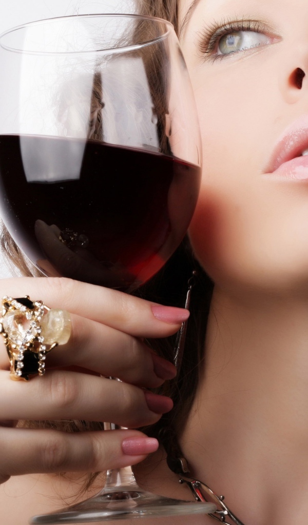 Красивая девушка с бокалом вина