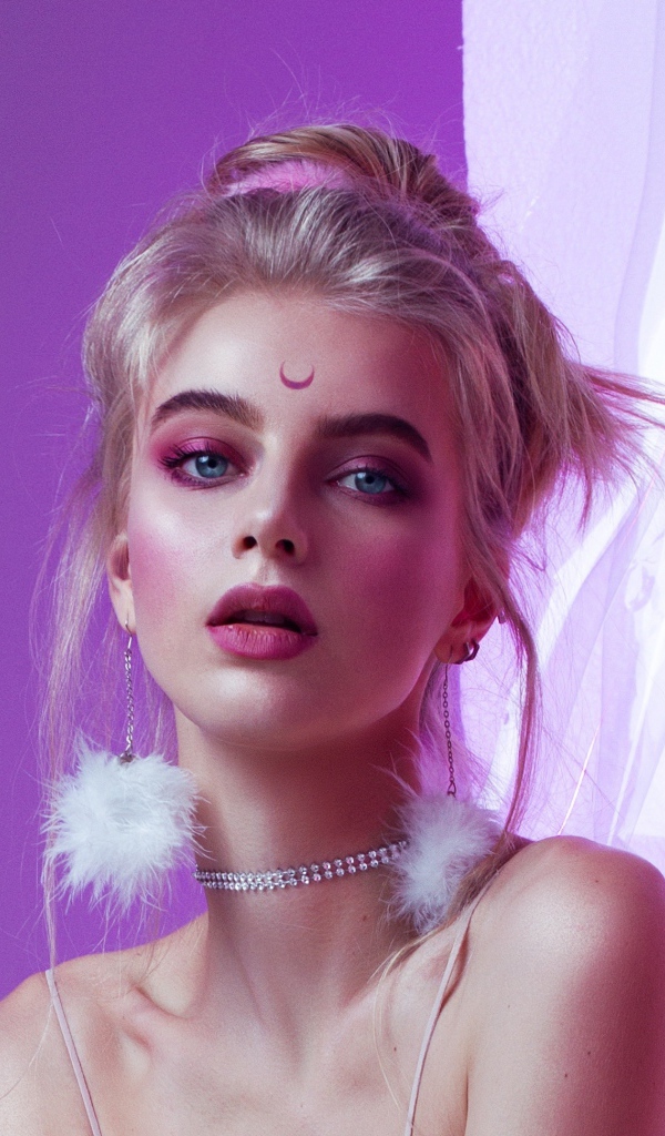 Красивая девушка с татуировкой  на лбу