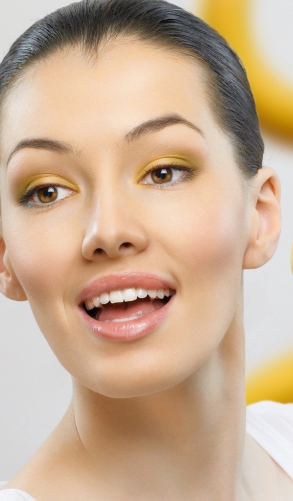 Красивая девушка с бананами в невесомости 