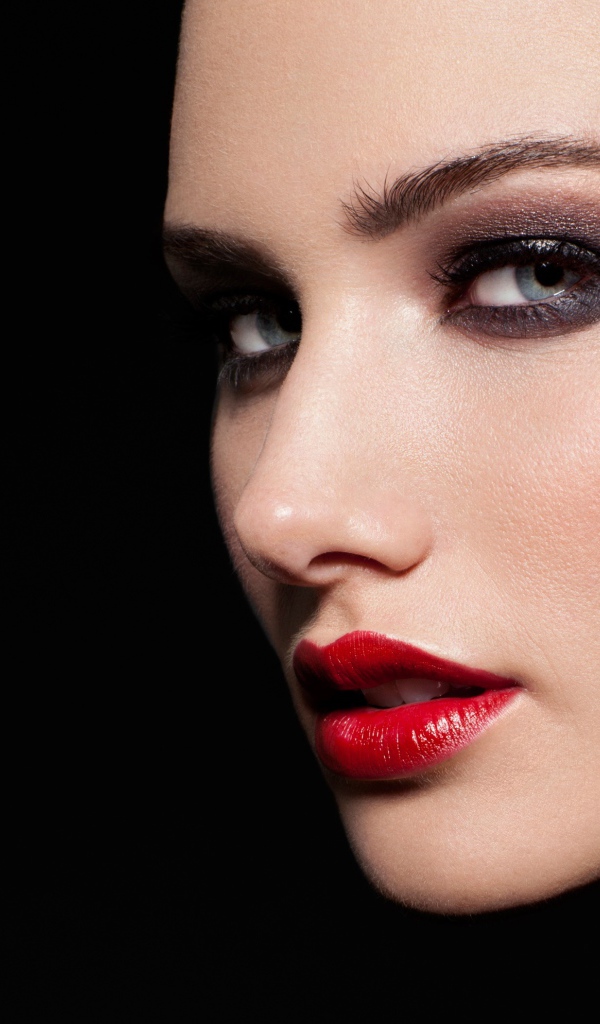 Красивая девушка с яркой помадой на губах на черном фоне